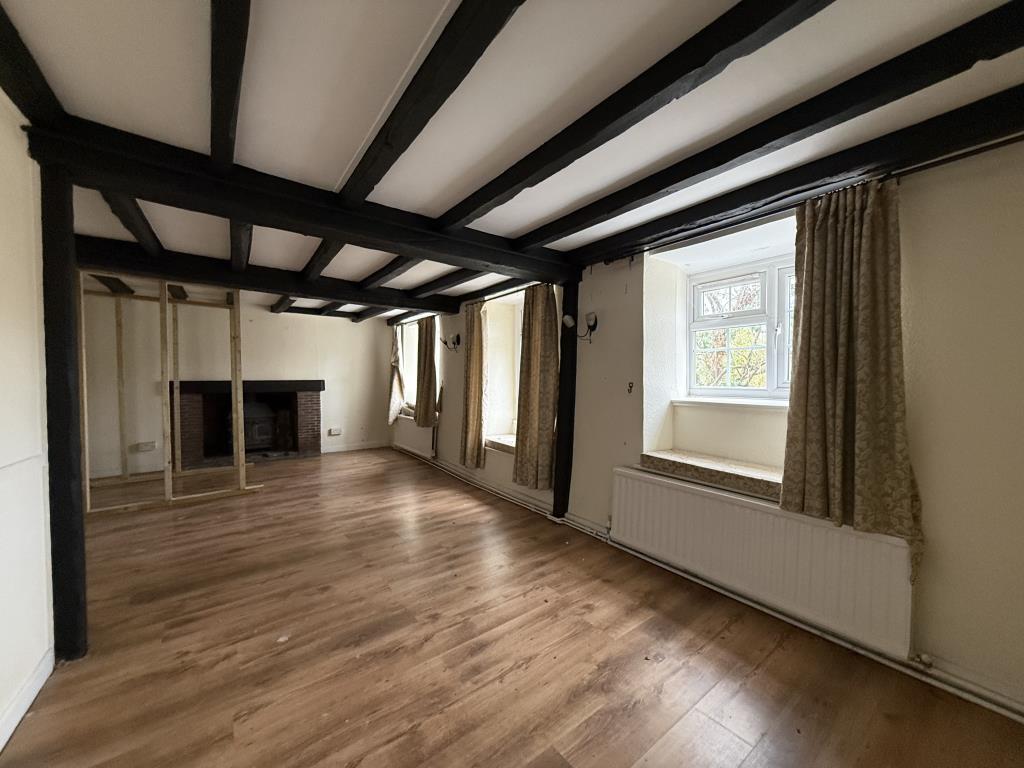 Lot: 77 - FOUR-BEDROOM COTTAGE REQUIRING MODERNISATION - Reception room